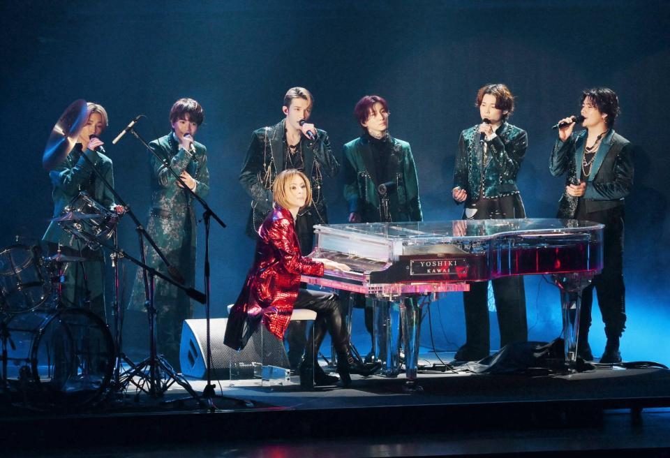 　ＹＯＳＨＩＫＩのピアノ伴奏でデビュー曲「Ｉｍｉｔａｔｉｏｎ　Ｒａｉｎ」を熱唱するＳｉｘＴＯＮＥＳ（撮影・伊藤笙子）