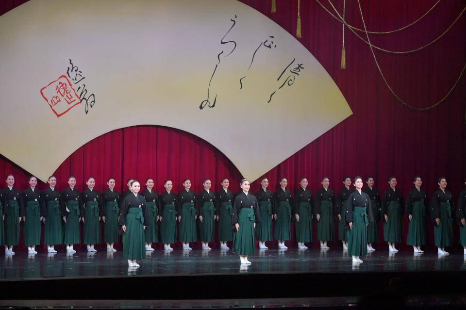 念願の初舞台を踏む第１０９期生ら＝宝塚大劇場（撮影・神子素慎一）