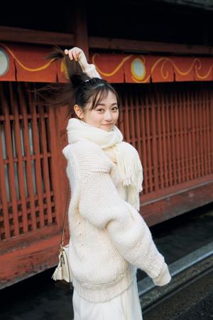 　福原遥のフォトブック「ｇｉｆｔ」より