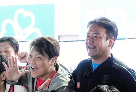 　「ちゃ～ズモール」に参加したサバンナ・八木真澄（左）とたむらけんじ