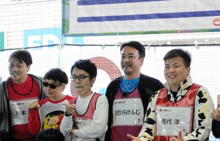 　芸人仲間と「ちゃ～ズモール」に参加したたむらけんじ（左から４番目）