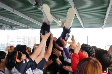 　胴上げされたたむらけんじ（上）