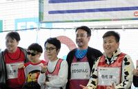 　芸人仲間と「ちゃ～ズモール」に参加したたむらけんじ（左から４番目）