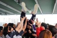 　胴上げされたたむらけんじ（上）