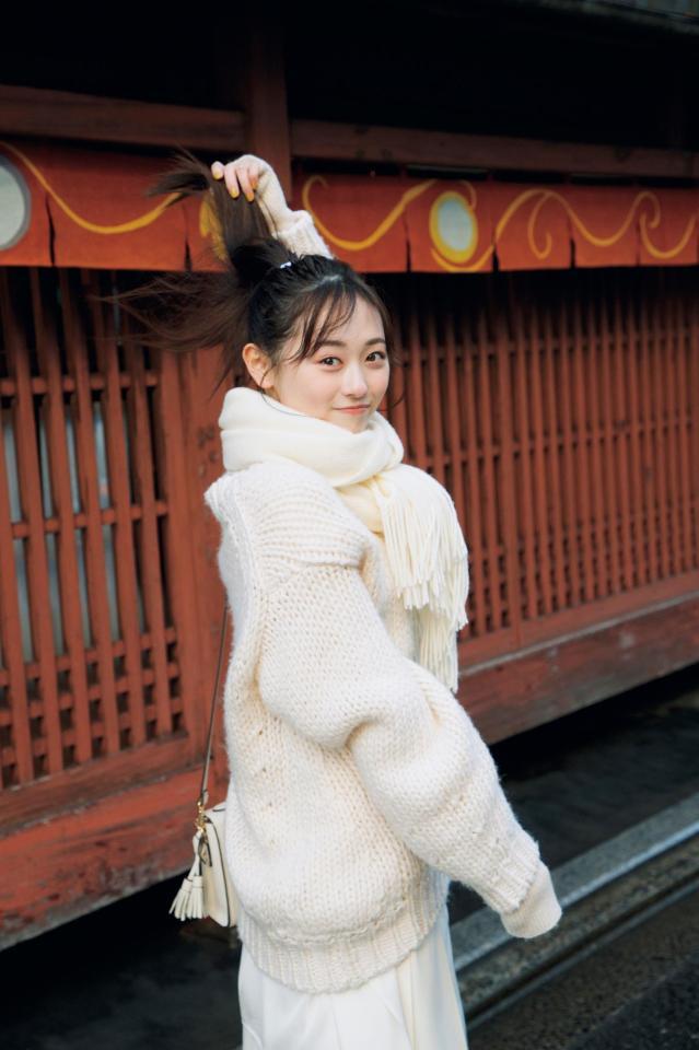 　福原遥のフォトブック「ｇｉｆｔ」より