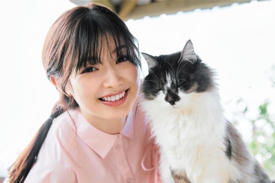 　猫といっしょにキュートな笑顔を見せる武藤十夢　ⓒ三宮幹史／小学館
