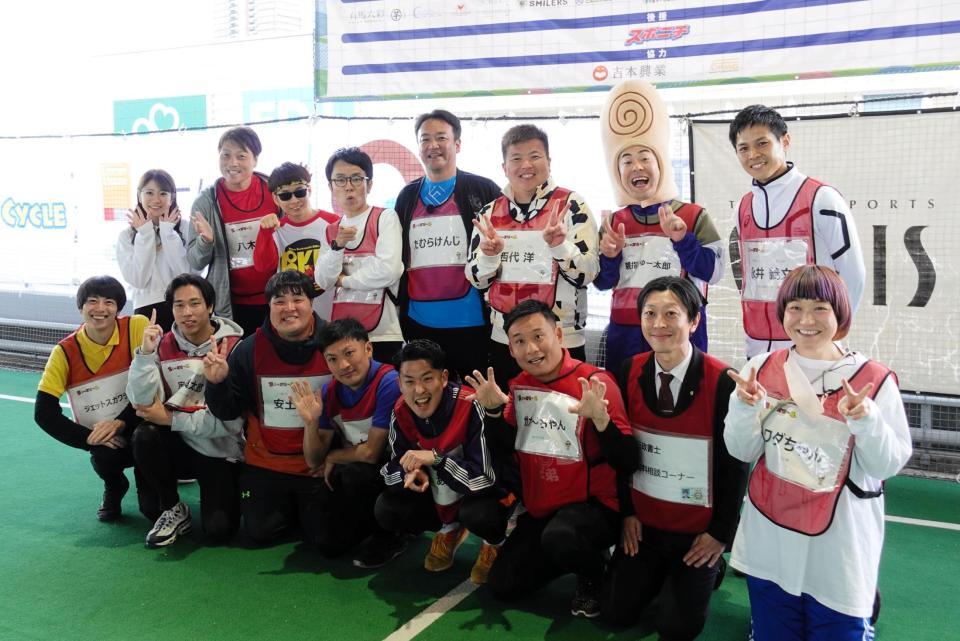 　「ちゃ～ズモール」を開いたたむらけんじ（後列左から５番目）