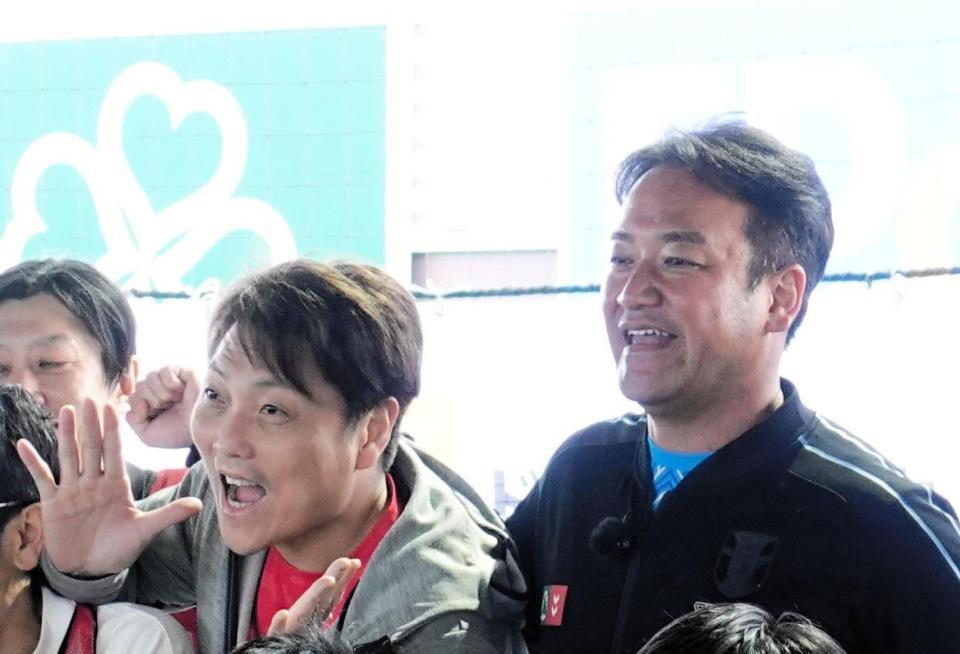 　「ちゃ～ズモール」に参加したサバンナ・八木真澄（左）とたむらけんじ