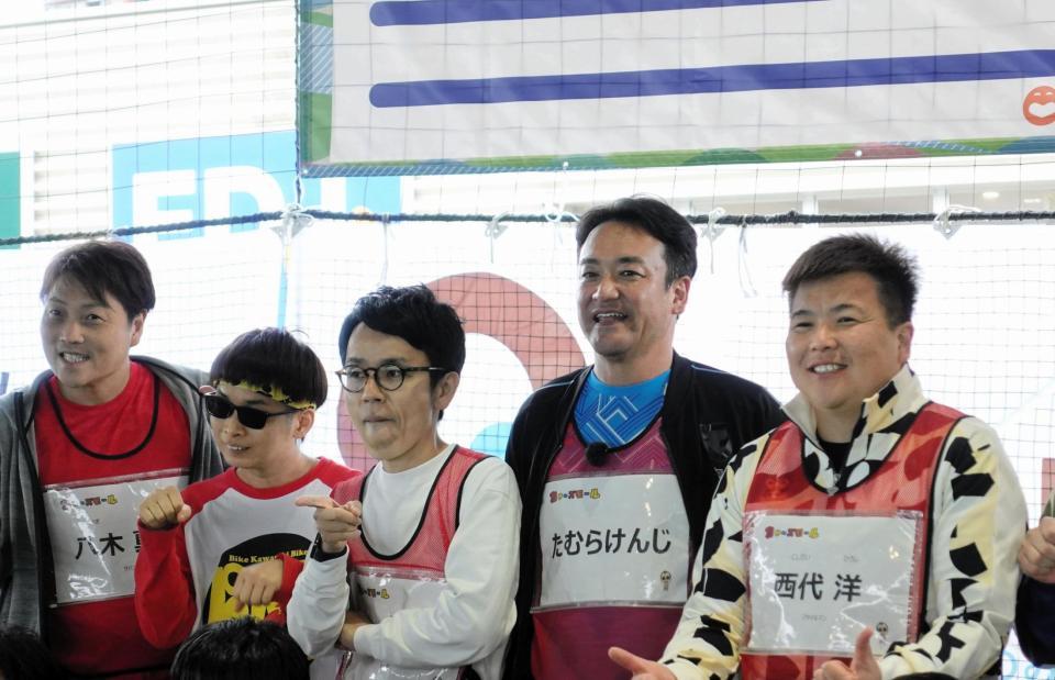 　芸人仲間と「ちゃ～ズモール」に参加したたむらけんじ（左から４番目）