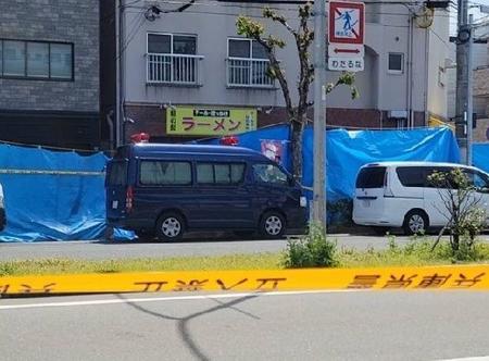 　規制線が貼られ、ブルーシートで覆われた事件現場のラーメン店前＝神戸市長田区（撮影・小川泰平氏）