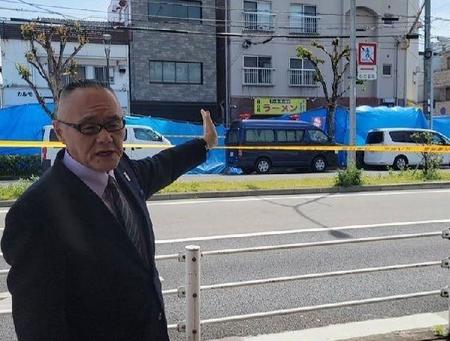 　ラーメン店主が殺害された神戸市内の現場付近を取材する小川泰平氏（本人提供）