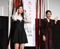 集まったファンにポーズをきめるシンシア（左）と山本千尋（撮影・金田祐二）