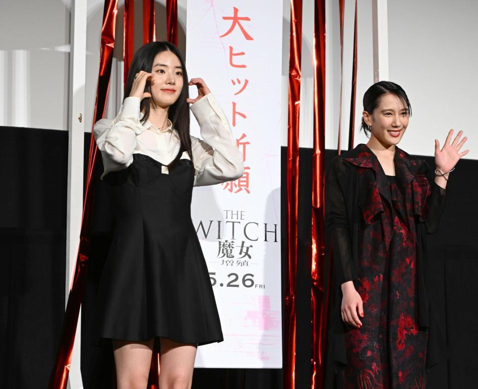 集まったファンにポーズをきめるシンシア（左）と山本千尋（撮影・金田祐二）