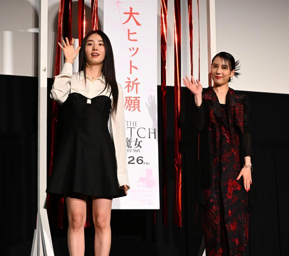 笑顔でファンに手を振るシンシア（左）と山本千尋（撮影・金田祐二）