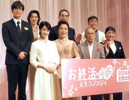 　会見に出席した（前列左から）剛力彩芽、高畑淳子、橋爪功、松下由樹、（後列同）水野勝、凰稀かなめ、長塚京三、香月秀之監督