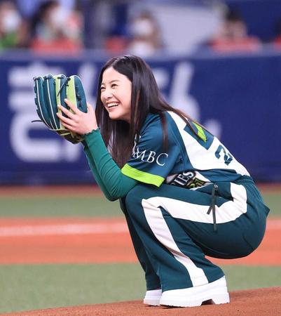 　日本シリーズ第２戦の始球球式で投球後、笑顔でしゃがみ込む吉高由里子（２０２１年１１月）