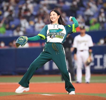 　日本シリーズ第２戦の始球式で投球する吉高由里子（２０２１年１１月）