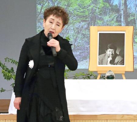 「アファンの森」近くでＣ・Ｗ・ニコルさん追悼　加藤登紀子「ダニーボーイ」歌唱