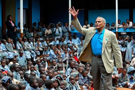 　国連児童基金の親善大使としてケニア・ナイロビ近郊の小学校を訪れたベラフォンテさん＝２００４年２月（写真はどちらもロイター＝共同）