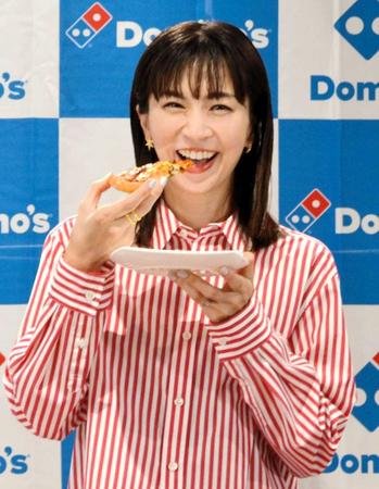 　ピザを試食する安田美沙子