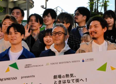 　「Ｈｉｂｉｙａ　Ｆｅｓｔｉｖａｌ２０２３」オープニングセレモニーに出席した宮本亞門氏（中央）＝東京ミッドタウン日比谷