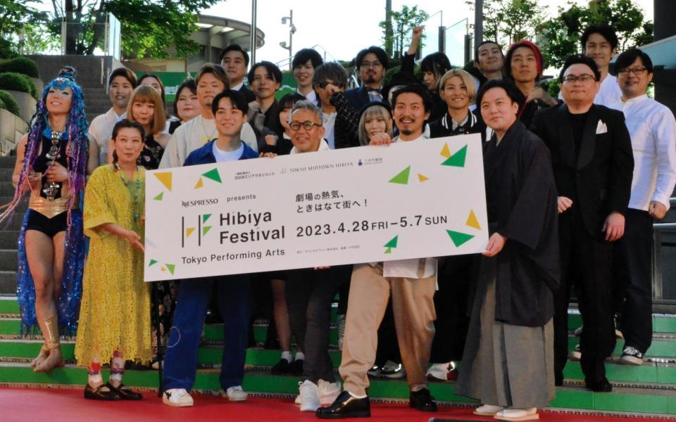 　「Ｈｉｂｉｙａ　Ｆｅｓｔｉｖａｌ２０２３」オープニングセレモニーに出席した宮本亞門氏（前列中央）ら審査員と「ＮＥＸＴアーティスト」たち＝東京ミッドタウン日比谷