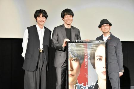 　舞台あいさつに登場した松山ケンイチ（中央）と鈴鹿央士（左）。右は前田哲監督