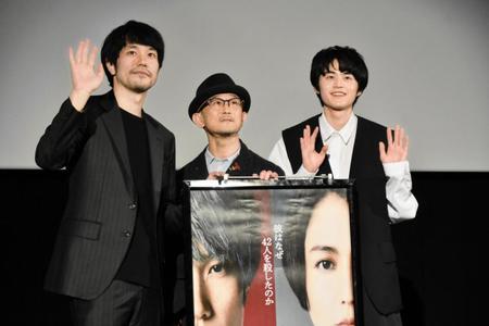 　客席に手を振る（左から）松山ケンイチ、前田哲監督、鈴鹿央士