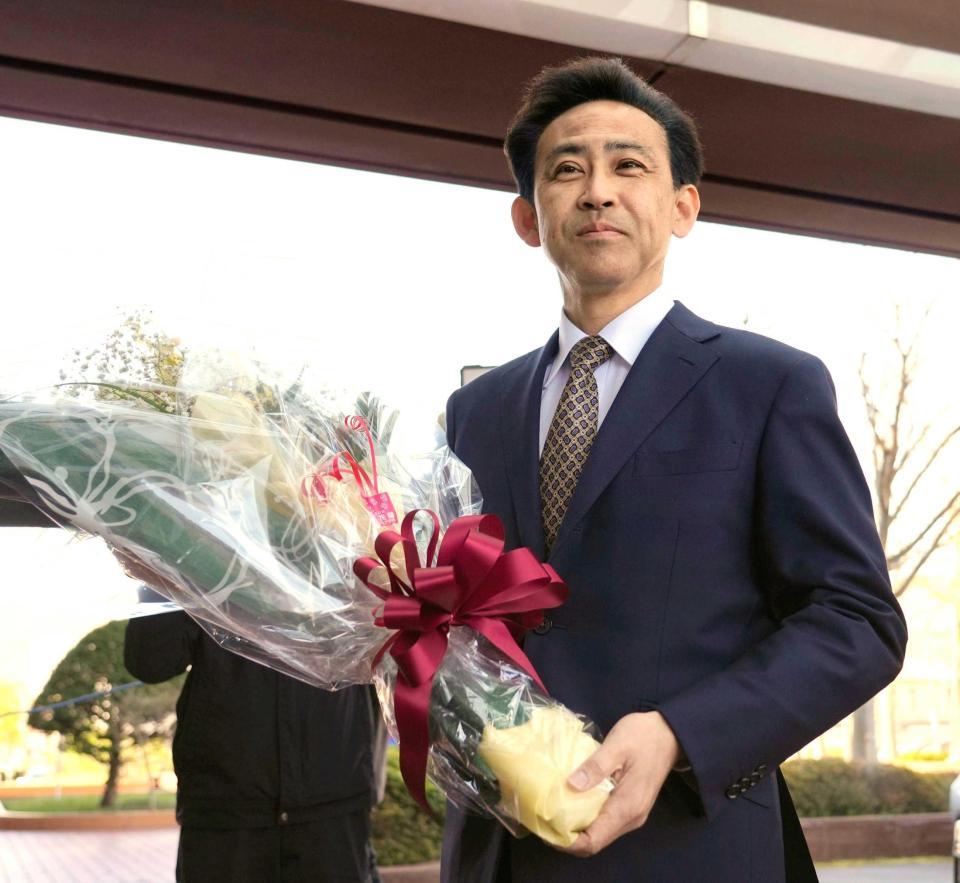 　初登庁し、花束を受け取った大泉潤市長