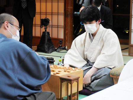 　渡辺明名人（左）に２連勝を飾った藤井聡太竜王