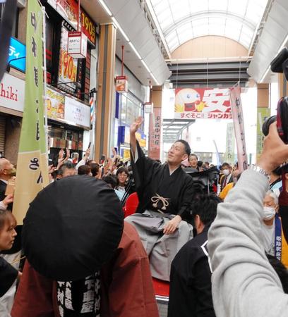 　商店街の２階に手を振る中村勘九郎