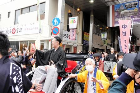 　手を振る中村勘九郎（手前）と中村七之助（奥）