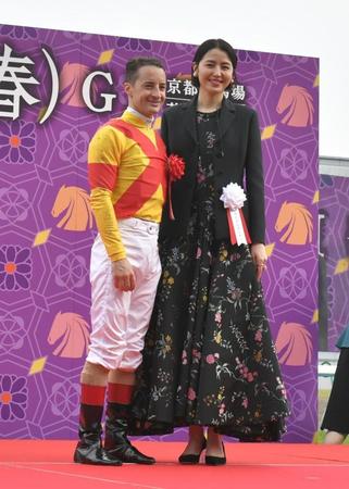 　表彰式を終えたルメールと長澤まさみ（右）＝撮影・石井剣太郎