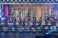 　３年ぶりの声出し解禁コンサートでファンを魅了する柏木由紀（中央）らＡＫＢ４８のメンバー（撮影・開出牧）