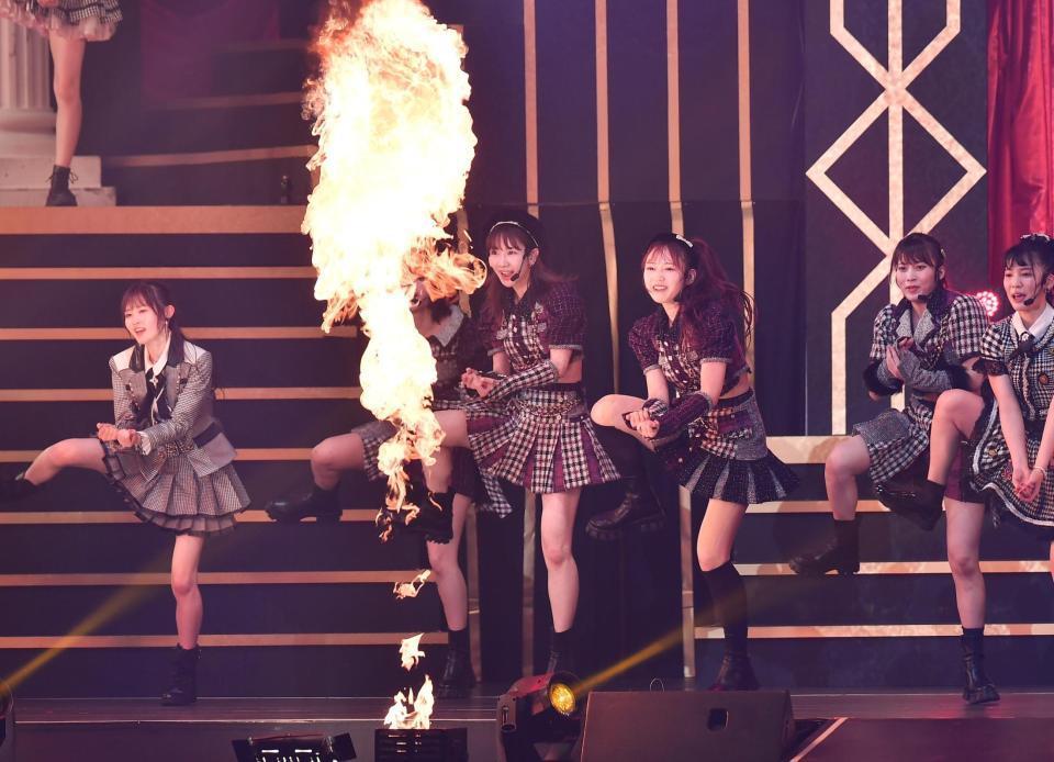 　火柱が上がるステージで踊る柏木由紀（中央）らＡＫＢ４８のメンバー（撮影・開出牧）