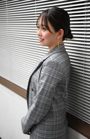 　さりげなくポーズをとる大平萌笑