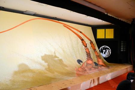 　「十二世市川團十郎十年祭　特別展」で展示された、息子の市川海老蔵襲名時の引き幕