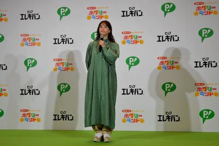 　発表会に出席した藤本美貴（全身）＝東京・有明ガーデン