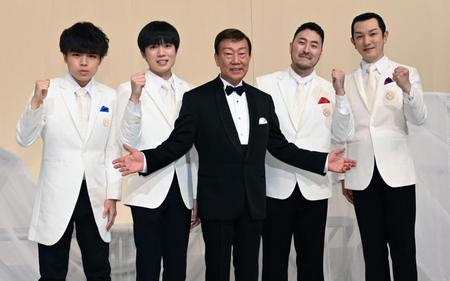 　２代目橋幸夫と笑顔の橋幸夫（中央）。左から川岸明冨、徳岡純平、進公平、小牧勇太＝東京・浅草公会堂（撮影・金田祐二）