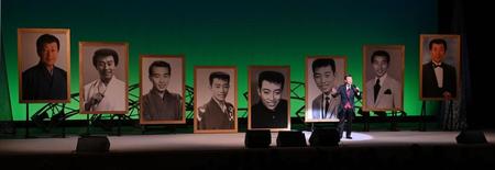 　ステージ上に若かりし頃の写真が並ぶ前でコンサートを行った橋幸夫＝東京・浅草公会堂