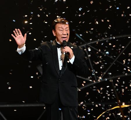 　ファンに別れを告げる橋幸夫＝東京・浅草公会堂（撮影・金田祐二）