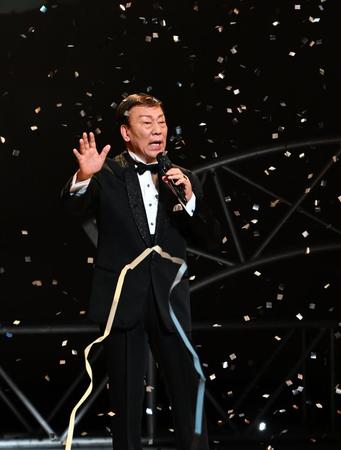 　ファンに別れを告げる橋幸夫＝東京・浅草公会堂（撮影・金田祐二）