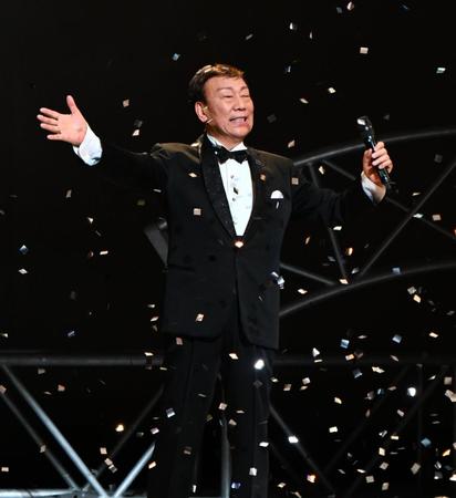 　ファンに別れを告げる橋幸夫＝東京・浅草公会堂（撮影・金田祐二）