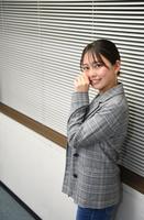 　ポーズをとる大平萌笑（撮影・北村雅宏）