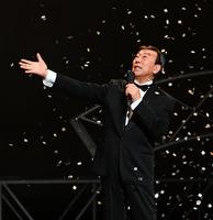 　ファンに別れを告げる橋幸夫＝東京・浅草公会堂（撮影・金田祐二）