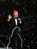 　ファンに別れを告げる橋幸夫＝東京・浅草公会堂（撮影・金田祐二）