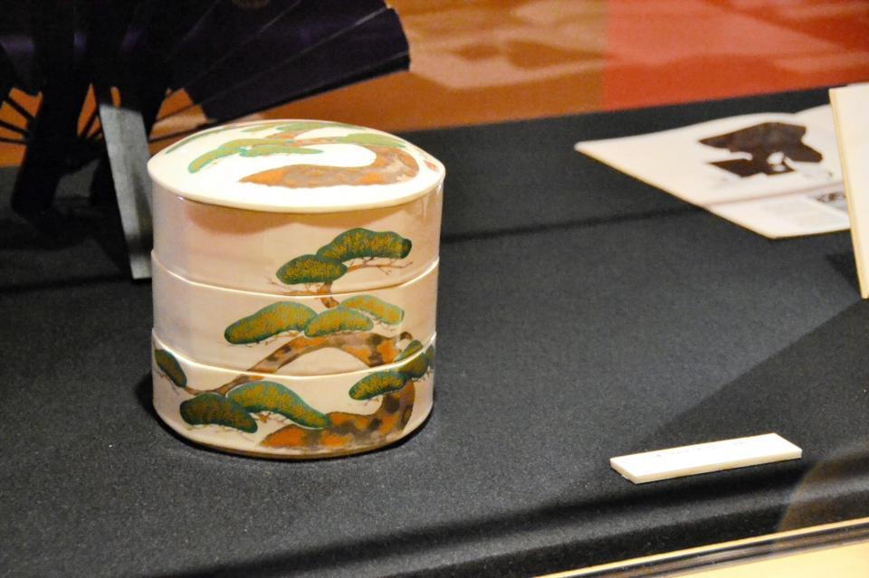 　「十二世市川團十郎十年祭　特別展」で展示された陶器の重箱