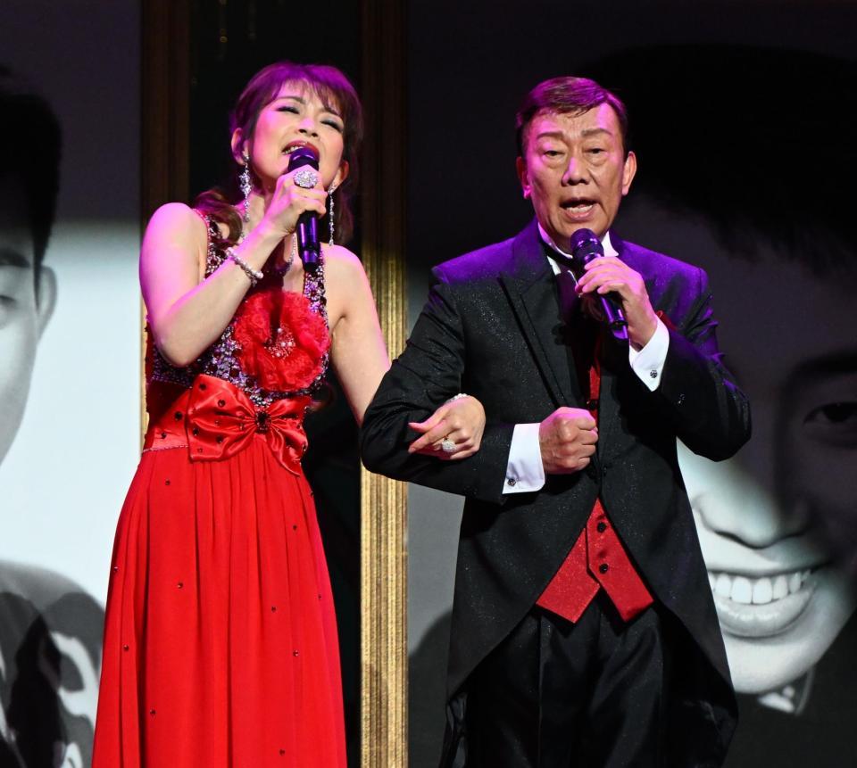 　保科有里とデュエットで熱唱する橋幸夫＝東京・浅草公会堂