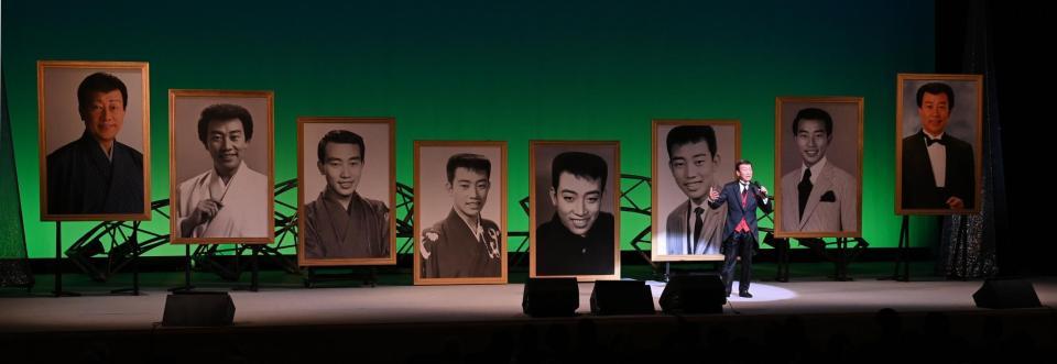 　ステージ上に若かりし頃の写真が並ぶ前でコンサートを行った橋幸夫＝東京・浅草公会堂