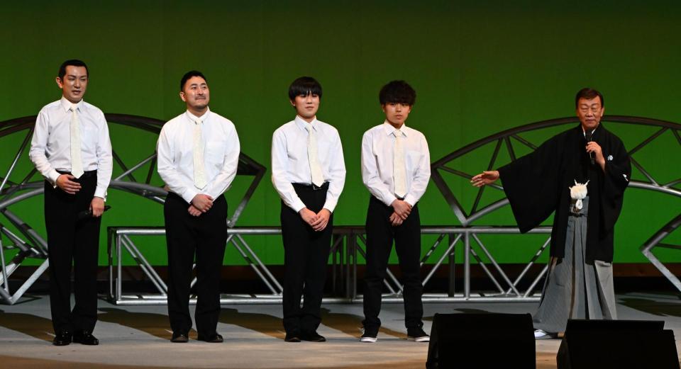 　２代目橋幸夫の小牧勇太、進公平、徳岡純平、川岸明冨を紹介する橋幸夫＝東京・浅草公会堂